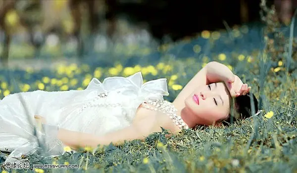 Photoshop将躺在草地漂亮精灵女孩调出古典蓝青色