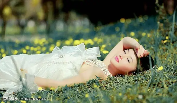 Photoshop将躺在草地漂亮精灵女孩调出古典蓝青色